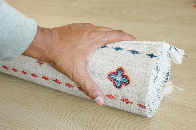 Вишитий рушник на столі